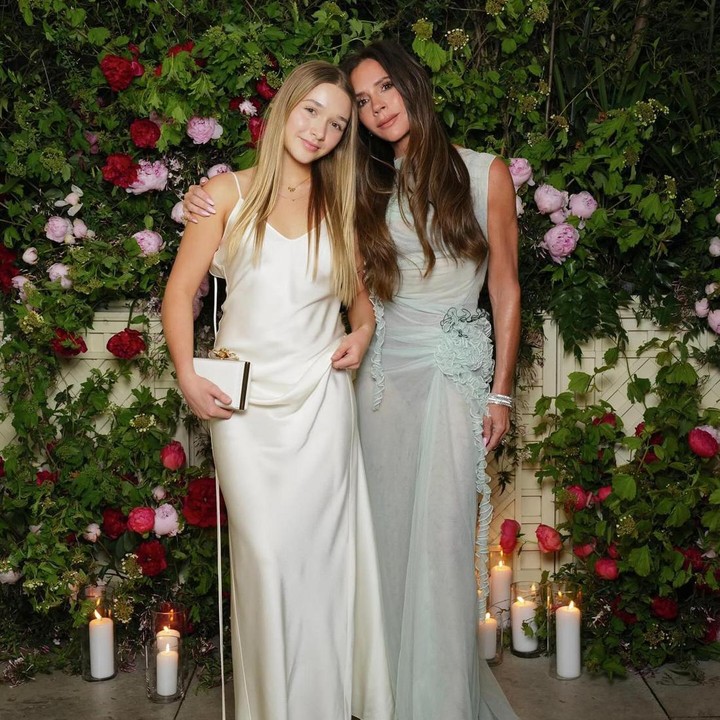 <p>Dalam salah satu potret yang dibagikan, Victoria juga memperlihatkan momen kebersamaan dengan putri semata wayangnya, Harper yang hampir berusia 13 tahun. (Foto: Instagram @victoriabeckham)</p>