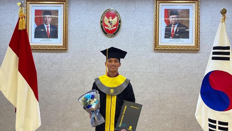 Petani milenial asal Blora Adi Latif Mashudi saat wisuda sarjana dari Universitas Terbuka di Korea Selatan, 2022
