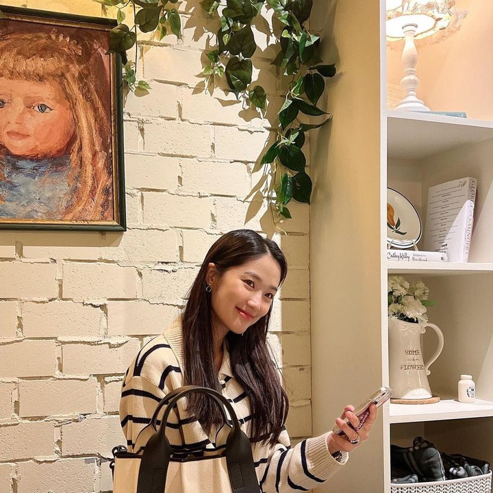 <p>Aktris satu ini kerap memilih outfit simple seperti striped knit sweater putih bergaris hitam yang berpadu dengan jeans pudar dalam kesehariannya. Tas berwarna senada juga dipilihnya untuk menambah tampilannya yang modis. (Foto: Instagram @hye_yoon1110)</p>