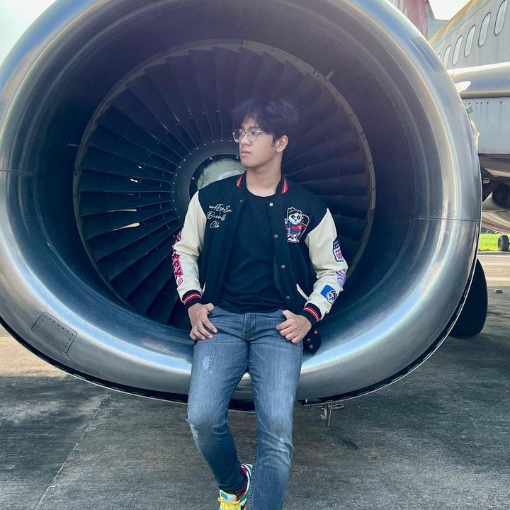 <p>Berbeda dengan Zee yang memilih dunia hiburan, Athir saat ini tengah fokus mengejar impiannya menjadi pilot dengan menempuh pendidikan di sekolah penerbangan. (Foto: Instagram@superfadli)</p>
