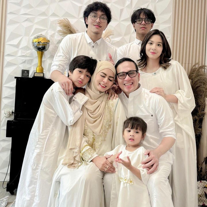<p>Dari kelima anak Fadli, dua di antaranya adalah anak kembar yang sudah beranjak dewasa. Keduanya adalah Azizi Shafa Asadel dan Akhmad Athir Ar-Raafi. (Foto: Instagram@superfadli)</p>