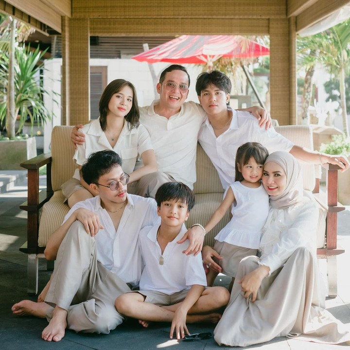 <p>Fadli dan keluarga selalu menarik perhatian netizen, Bunda. Terlebih karena sang putri, Azizi, merupakan member JKT 48 yang akrab disapa Zee. (Foto: Instagram@superfadli)</p>