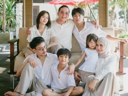 7 Potret Zee JKT 48 dan Athir Anak Kembar Sepasang Presenter Fadli Akhmad