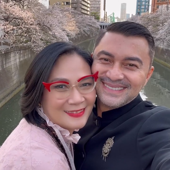 <p><em>So sweet</em>, ya? Kita doakan juga, semoga rumah tangga pasangan ini langgeng, sehat selalu, dan bahagia bersama selamanya, ya. (Foto: Instagram @anjasmara dan @bu_deedee)</p>