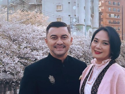 7 Potret Romantis Anjasmara & Dian Nitami, Liburan Berdua hingga Bantu Hair Dryer Rambut