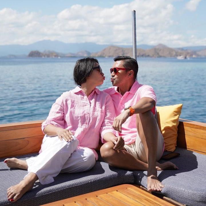 <p>Dari beberapa potret yang Bubun rangkum, keduanya terlihat kerap menghabiskan waktu untuk liburan, nih. Keduanya melancong ke berbagai destinasi dan menikmati waktu berduaan tersebut.(Foto: Instagram @anjasmara dan @bu_deedee)<br /><br /><br /></p>