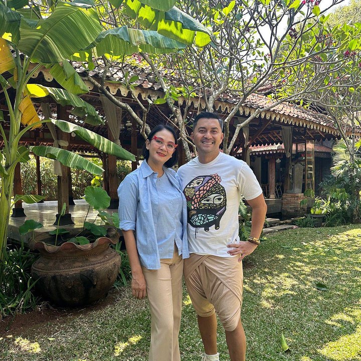 <p>Selama hidup bersama, pernikahan keduanya tak pernah diwarnai gosip miring. Sebaliknya, mereka terlihat semakin mesra, nih. (Foto: Instagram @anjasmara dan @bu_deedee)<br /><br /><br /></p>