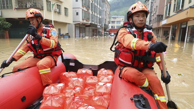 Pemerintah China mengeluarkan peringatan hujan badai tingkat tertinggi usai lebih dari 100.000 orang dievakuasi akibat banjir besar pada Selasa (23/4).