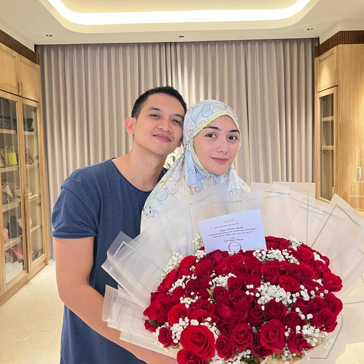 <p>Momen ulang tahun terasa semakin spesial dengan kejutan romantis dari sang suami, Rezky Adhitya. Ia membelikan buket bunga mawar berukuran besar. Tak lupa, ia menuliskan doa untuk Citra Kirana. "Seluruh doa terbaik buat kamu di 30 tahun ya sayang. Berkah selalu, sehat dan bahagia selalu ya sayang," tulis Rezky. (Foto: Instagram @citraciki)</p>