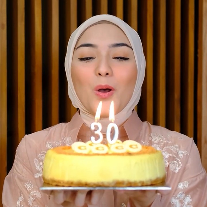 <p>Citra Kirana juga memperlihatkan video ketika dirinya meniup lilin di kue ulang tahunnya. Perempuan yang akrab disapa Ciki itu tampak sangat bahagia, Bunda. (Foto: Instagram @citraciki)</p>