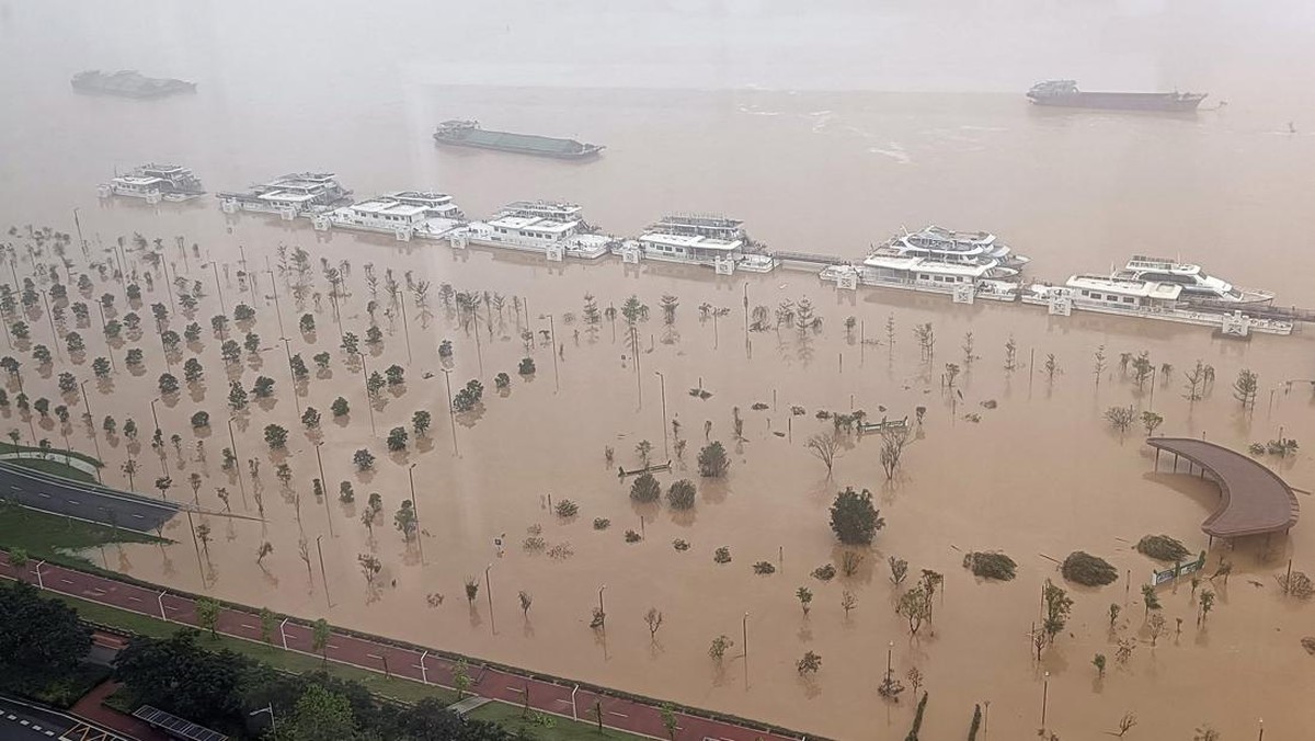 FOTO: Hujan Badai hingga Banjir Besar Bikin Warga China Menderita