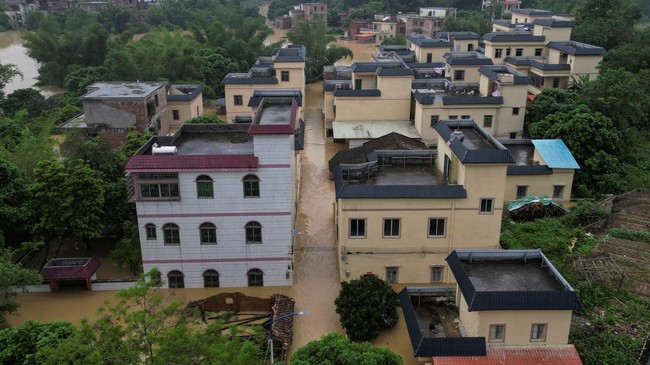 FOTO: Hujan Badai hingga Banjir Besar Bikin Warga China Menderita