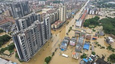 FOTO: Hujan Badai hingga Banjir Besar Bikin Warga China Menderita