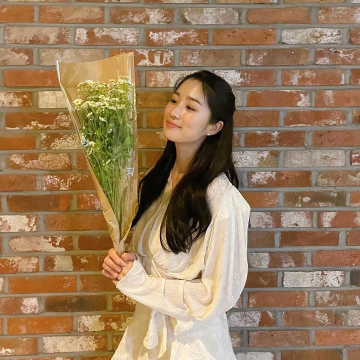 <p>Bintang film Midnight ini juga pernah hadir dalam gala premiere sinema tersebut dengan wrap dress putih bermotif yang membuatnya terlihat memesona. Gaya busana ini dapat dikenakan untuk Bunda yang ingin tampil anggun, lho. (Foto: Instagram @hye_yoon1110)</p>
