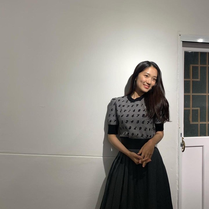 <p>Pada potret kali ini, outfit yang dikenakan Kim Hye Yoon terlihat stylish dan chic. Kombinasi rok hitam circle dengan knit shirt monokromnya, memberikan kesan yang menawan. Bunda dapat mencoba inspirasi busana satu ini, lho.(Foto: Instagram @hye_yoon1110)</p>