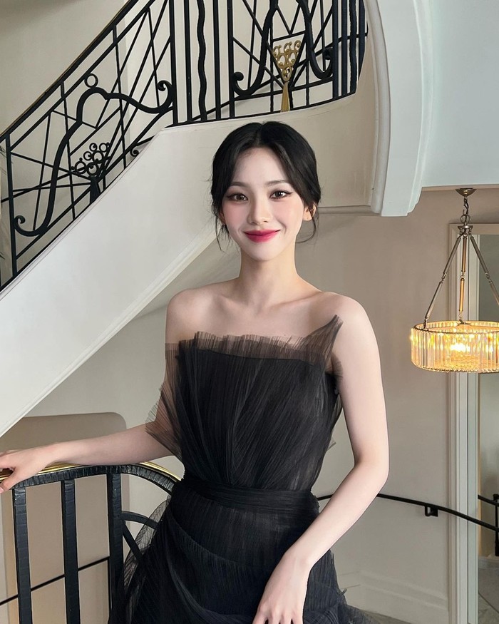 6 Inspirasi Gaya Makeup Bold ala Karina aespa, Tetap Girly!