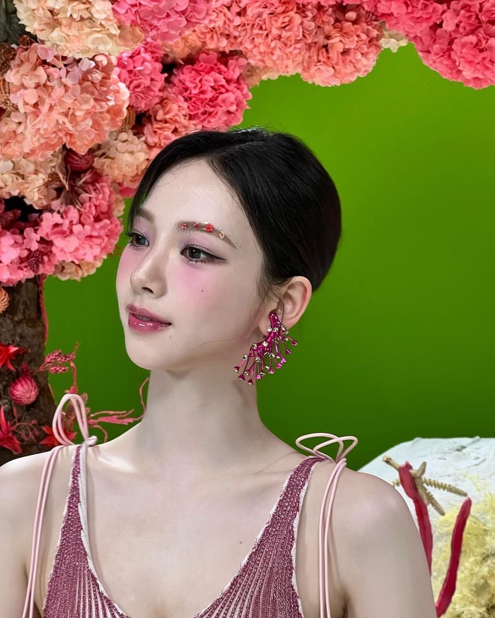 6 Inspirasi Gaya Makeup Bold ala Karina aespa, Tetap Girly!