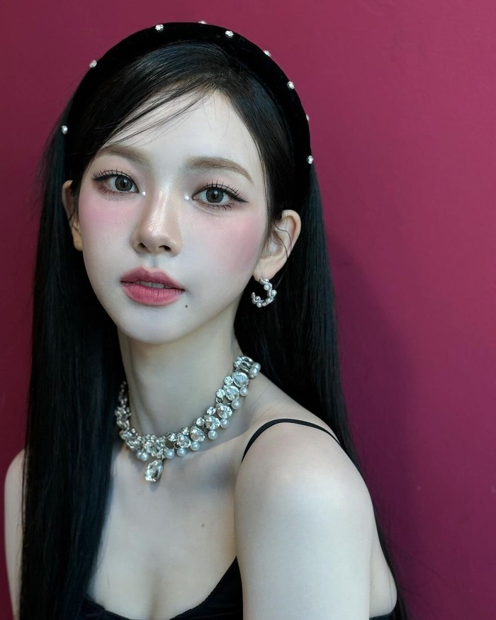 6 Inspirasi Gaya Makeup Bold ala Karina aespa, Tetap Girly!