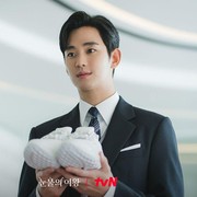 Sabrina Chairunnisa Beli Sepatu 'Murah' Kim Ji Won di Queen of Tears, Ternyata Harganya...