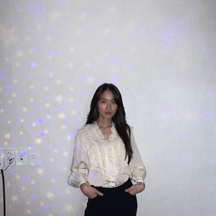 <p>Masih dengan <em>blouse ruffle neck</em> serta <em>puff sleeves</em> putihnya, Kim Hye Yoon memadukan atasan tersebut dengan <em>highwaist</em> jeans hitam. Tampilan ini akan membuat Bunda terlihat lebih glamor dan memesona. (Foto: Instagram @hye_yoon1110)</p>