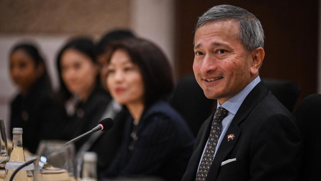 Menlu Singapura Vivian Balakrishnan menemui Menhan sekaligus Presiden terpilih Prabowo Subianto, di Kantor Kementerian Pertahanan, Jakarta Pusat, Selasa (23/4).