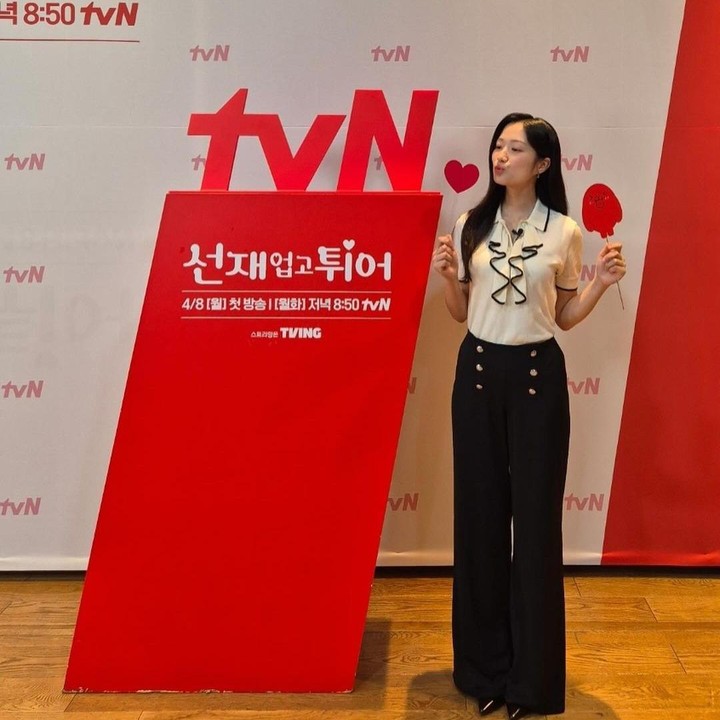 <p>Pada kegiatan sehari-hari, Bunda bisa mengenakan busana simple tapi tak kalah anggun. <em>Blouse ruffle neck</em> putih dengan <em>cutbray highwaist jeans</em> yang dikenakan Kim Hye Yoon ini, berpadu memberikan tampilan elegan yang menawan. (Foto: Instagram @hye_yoon1110)</p>