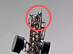 Pria Diduga ODGJ Panjat Tower di Pinrang, Turun Usai Dibujuk Pakai Rokok