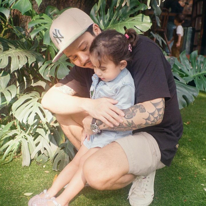 <p>Millicent-Mae Bea Nainggolan merupakan nama anak dari Derby Romero dan Claudia Adinda. Ternyata, Millicent sendiri memiliki makna yang sangat mendalam, lho. Dikutip dari laman <em>Nameberry</em>, Millicent adalah nama perempuan asal Jerman yang artinya kuat dalam bekerja. (Foto: Instagram: @derbyromero)</p>