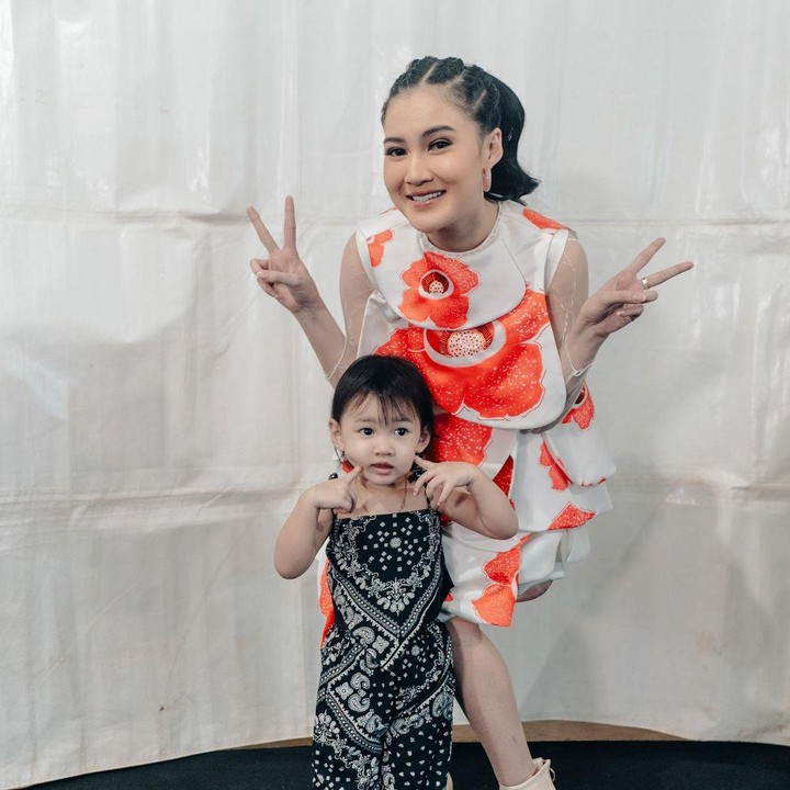 <p>Diambil dari Bahasa Jawa, Nella Kharisma menamai anak pertamanya dengan Gendhis Geona Madaharsa. "Gendhis' berasal dari bahasa Jawa yang berarti gula yang melambangkan sesuatu yang manis. Harapan kedepan agar kehidupan ku terus manis dan di penuhi dengan kebahagiaan," tulis Nella Kharisma ketika mengumumkan kelahiran sang putri. (Foto: Instagram: @nellakharisma)</p>
