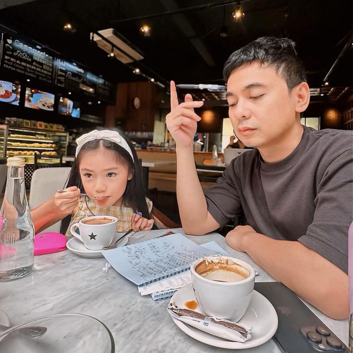 <p>Pasangan Raditya Dika dan Anissa Aziza menamai anak pertamanya yang berjenis kelamin perempuan dengan Alinea Ava Nasution. Terinspirasi dari profesinya, Radit berharap agar Alinea bisa memberikan cerita yang manis dalam kehidupannya. "Selamat datang di dunia, Alinea Ava Nasution. Semoga seperti namamu, kamu bisa menjadi alinea pembuka, memberikan cerita yang manis di hidup kami berdua," ungkap Radit kala sang putri terlahir. (Foto: Instagram: @raditya_dika)</p>