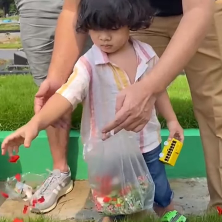 <p>Banyak netizen yang terharu melihat Balint yang berziarah ke makam sang Bunda. Tidak sedikit pula yang mendoakan agar Balint menjadi anak yang saleh. (Foto: Instagram: @monaratuliu)</p>