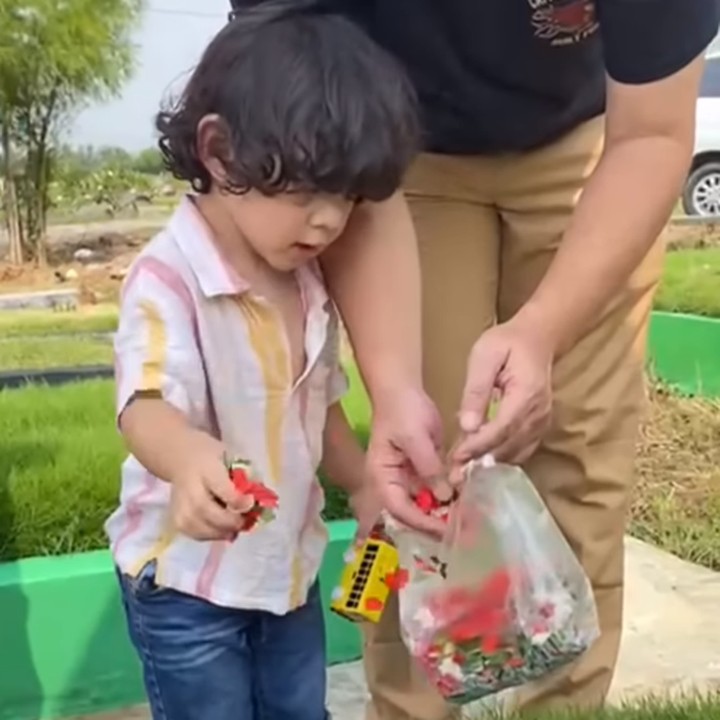 <p>"Ya Allah, semoga Balint menjadi anak saleh, aminn," ungkap seorang netizen. "Ya Allah sedih banget. <em>Alhamdulillah</em> Balint tetap dapat kasih sayang yang berlimpah dan keluarga yang utuh," ujar netizen lainnya. (Foto: Instagram: @monaratuliu)</p>