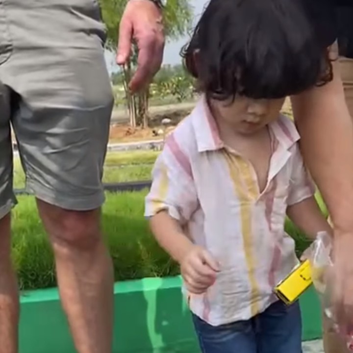 <p>Meski begitu, Mona Ratuliu dan sang Kakak, Donny Bule yang merupakan ayah kandung Balint, selalu mengenalkan Balint dengan sosok Ulan. Belum lama ini, keduanya bahkan membawa Balint untuk berziarah ke makam sang Bunda. (Foto: Instagram: @monaratuliu)</p>