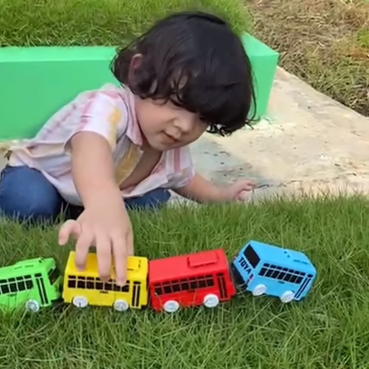 <p>Dalam kesempatan yang sama, Mona pun berharap agar Balint tumbuh menjadi anak yang selalu mendoakan sang Bunda. "Kirim istighfar sama al-Fatihah buat Mami setiap hari, seperti Bunda yang setiap hari kirim doa penuh dengan rindu buat Mami," papar Mona. (Foto: Instagram: @monaratuliu)</p>