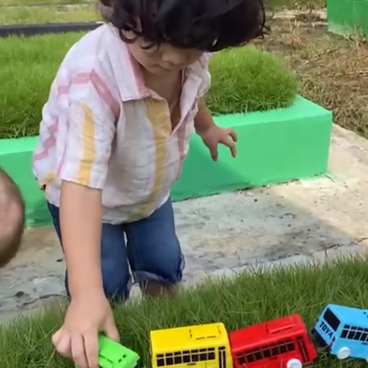 <p>"<em>Throwback</em> waktu Balint ziarah ke makam Mami <em>@enengulan</em>. Pedih banget hati lihat Balint asik main mobilan sama Maminya," kata Mona Ratuliu. (Foto: Instagram: @monaratuliu)</p>