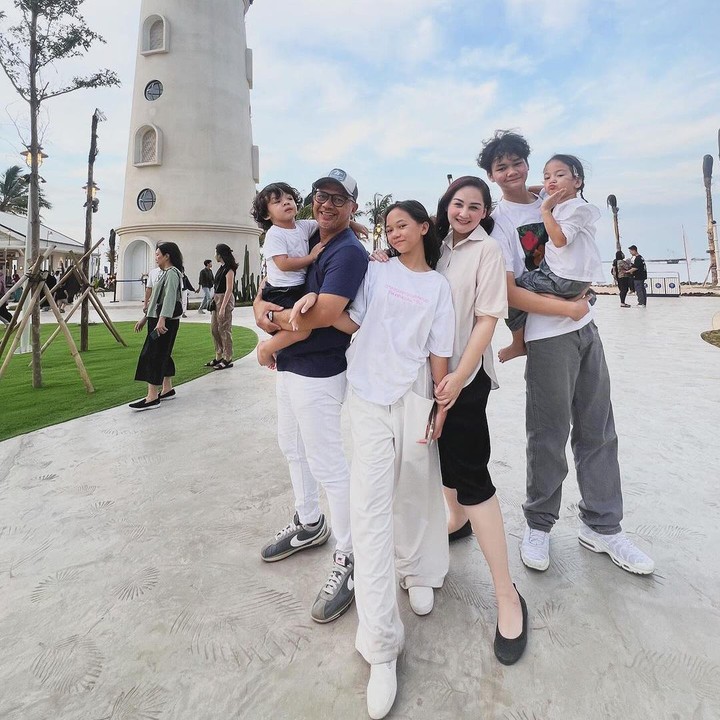 <p>Artis cantik Mona Ratuliu memutuskan untuk mengasuh sang keponakan, Balint. Bukan tanpa alasan, hal ini karena Ibunda Balint, Santi Ulandari, meninggal dunia saat melahirkan sang putra. (Foto: Instagram: @monaratuliu)</p>