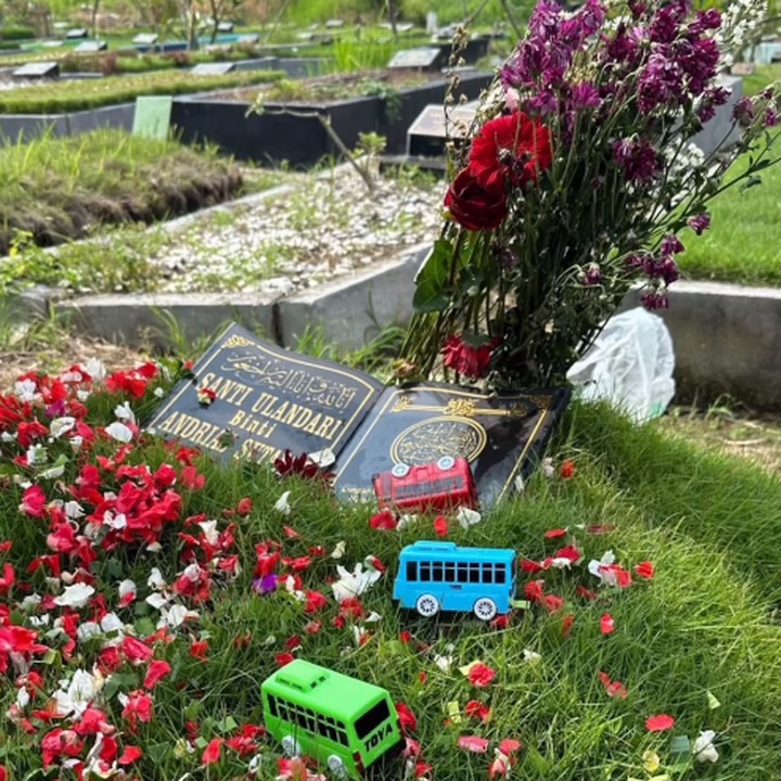 <p>Mona mengunggah momen ini langsung pada laman Instagram-nya. Dalam video tersebut, terlihat bahwa Balint membawa beberapa mobil-mobilan dan asyik 'bermain' dengan sang Bunda. (Foto: Instagram: @monaratuliu)</p>