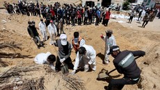 FOTO: Ratusan Jenazah Ditemukan di Halaman RS Nasser Khan Younis