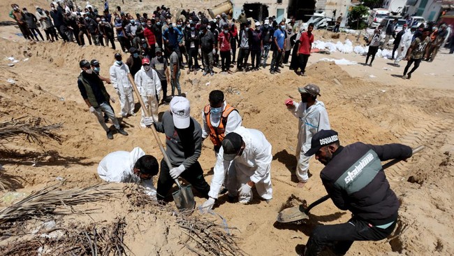 Ratusan jenazah ditemukan di kuburan massal di Khan Younis, Gaza, usai Israel melakukan invasi berbulan-bulan di wilayah tersebut.