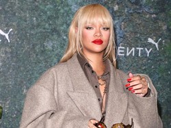 Momen Rihanna Jadi Tukang Foto Fans Sepakbola Cilik
