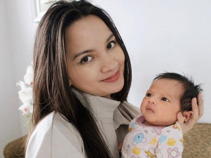 7 Ide Stimulasi Bayi Baru Lahir yang Dilakukan Sabrina & Belva Devara, Bikin Anak Cerdas Bun