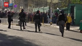 VIDEO: Polisi Tembak Gas Air Mata Bubarkan Aksi Protes Guru di Bolivia