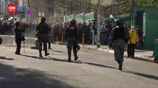 VIDEO: Polisi Tembak Gas Air Mata Bubarkan Aksi Protes Guru di Bolivia