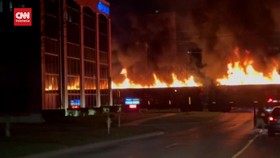 VIDEO: Penampakan Kereta yang Terbakar Lewati Kota London
