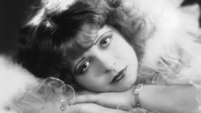 circa 1928:  1920's Hollywood film star, Clara Bow (1905 - 1965).  (Photo via John Kobal Foundation/Getty Images)