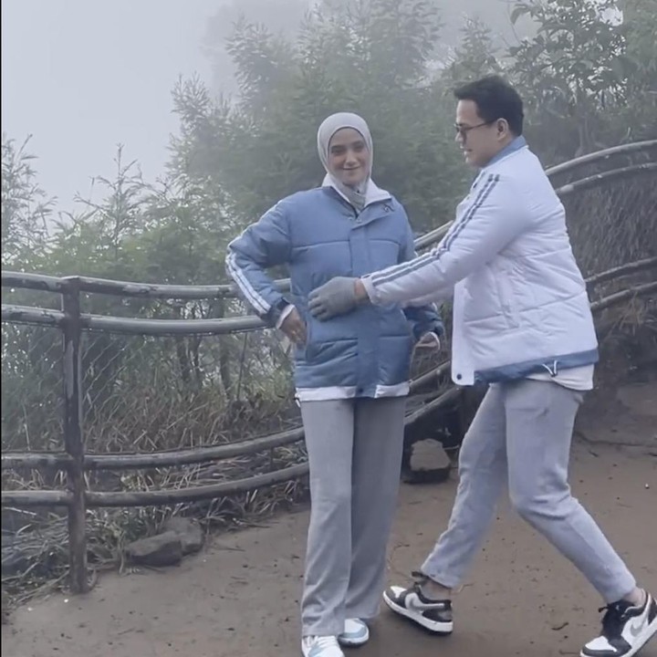 <p>Agar bahagia selama jalani kehamilannya, Nadya memutuskan untuk pergi berlibur ke Dieng bersama Iqbal. Melalui akun Instagram pribadinya, ia membagikan fotonya yang tengah mengunjungi berbagai objek wisata di sana. (Foto: Instagram @nadyamustikarahayu).</p>