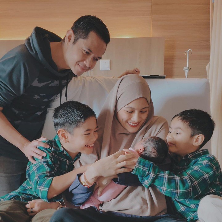 <p>Dalam kesempatan yang sama, terlihat pula kedua putranya, Rendra dan Malik, turut menjenguk adik perempuannya ini. Keduanya terlihat sangat antusias dan bahagia. (Foto: Instagram: @ichasoebandono)</p>