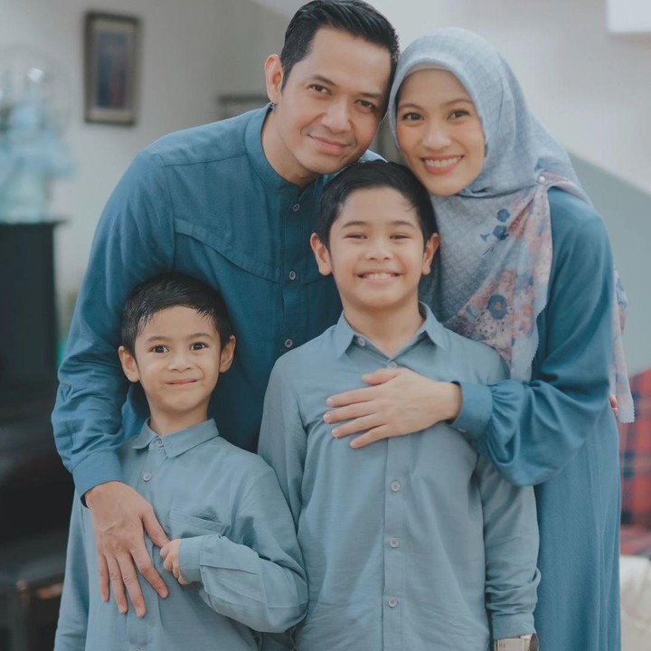 <p>Kabar bahagia datang dari keluarga Dude Harlino, Bunda. Sang istri, Alyssa Soebandono, baru saja melahirkan anak ketiganya yang berjenis kelamin perempuan. (Foto: Instagram: @ichasoebandono)</p>