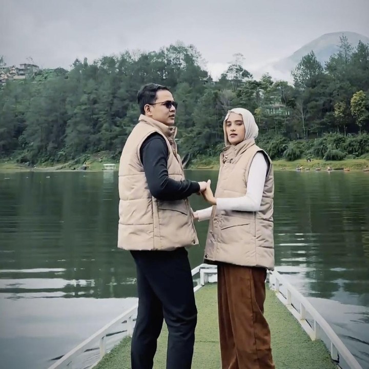 <p>Berkunjung ke tempat wisata lainnya, Nadya dan Iqbal terlihat sedang berpose dengan pemandangan gunung dari kejauhan, Bunda. “Sambil degdegan karna pada takut,” tulis perempuan yang sebentar lagi memiliki dua anak. (Foto: Instagram @nadyamustikarahayu).</p>