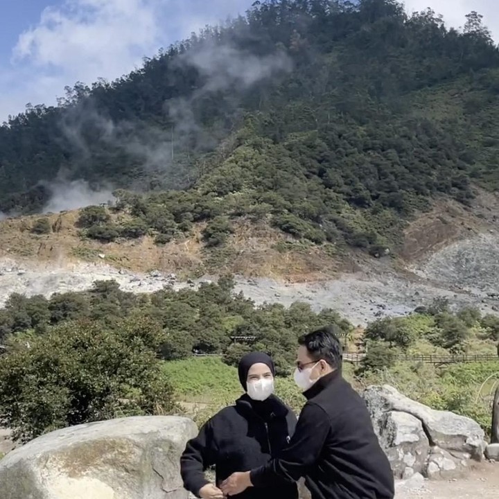 <p>Bunda, itulah potret keseruan Nadya Mustika yang sedang menjalani babymoon ke Dieng bersama sang suami. Semoga, kehamilan kedua dari Bunda yang satu ini dapat diberikan kelancaran hingga masa persalinan nanti ya. (Foto: Instagram @nadyamustikarahayu).</p>
